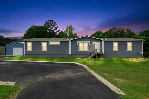 305 Oakwood Rd, Gladewater, TX 75647