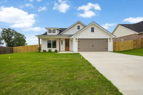 16429 Clearview Dr, Lindale, TX 75771