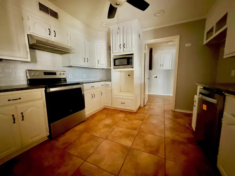 1525 Duncan Dr., Henderson, TX 75654 - #3