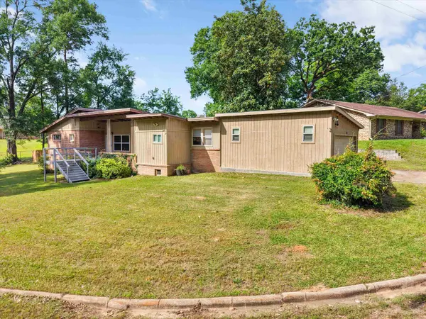 216 Hickory St, Gladewater, TX 75647