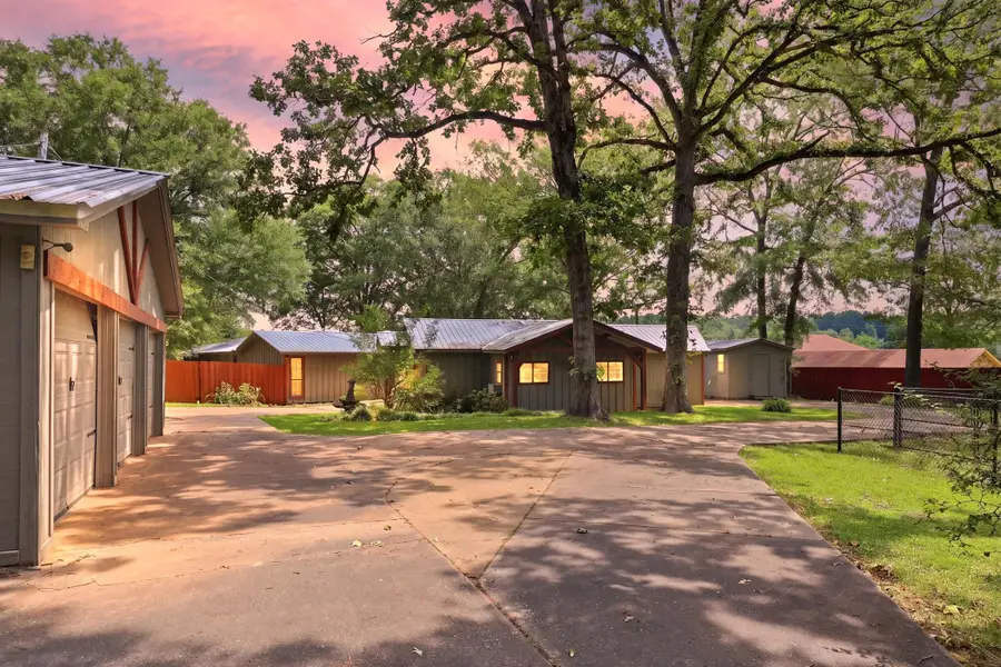 222 N Lake Dr, Gladewater, TX 75647 - #2