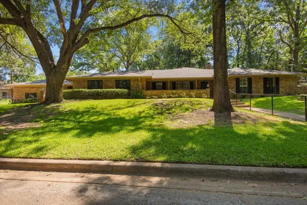 555 Lakeshore Dr., Palestine, TX 75801