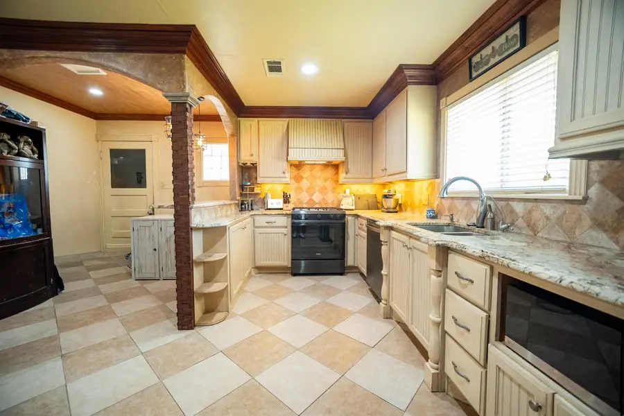 300 W Avalon Ave, Longview, TX 75602 - #3