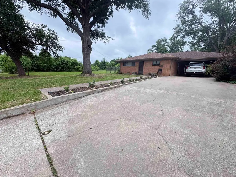 920 Emmons St, Kilgore, TX 75662 - #2