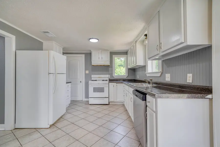 405 N Rodeo Drive, Gladewater, TX 75646 - #3