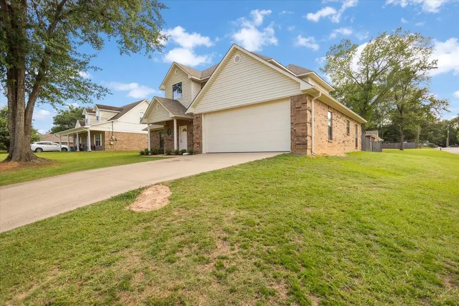 703 Daniel St, Gladewater, TX 75647 - #2