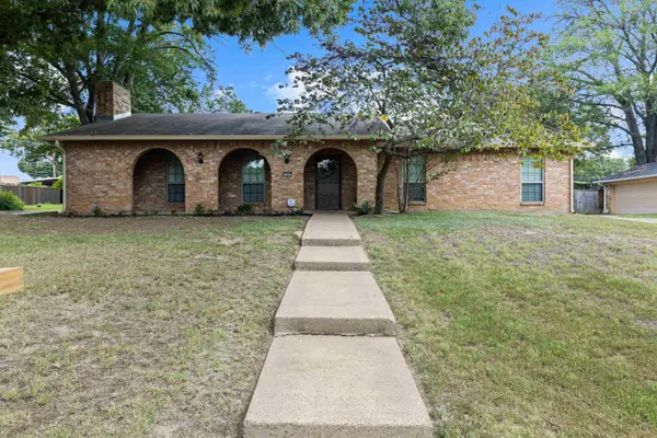 1205 Briarwood Ln, Longview, TX 75604