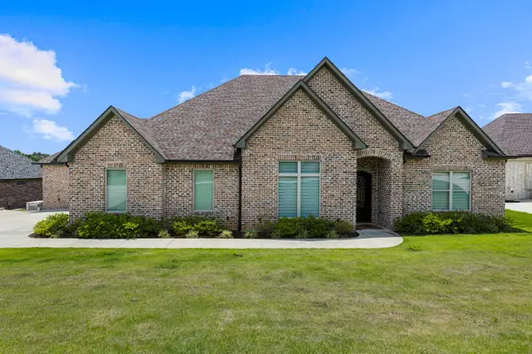 3005 Fairway Oaks Lane, Longview, TX 75605