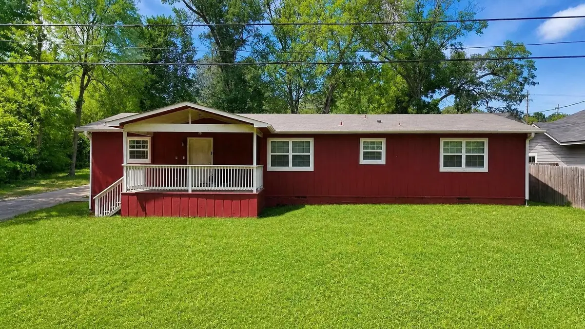 208 W Hull Ave., Gladewater, TX 75647 - #1