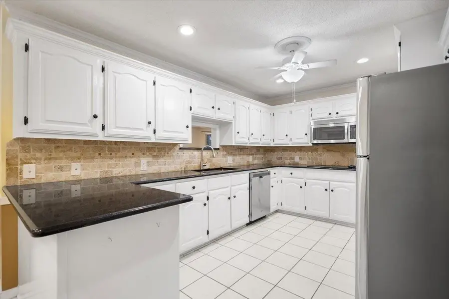 121 Crestview St., Chandler, TX 75758 - #3