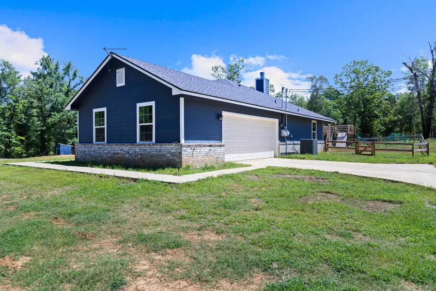 2061 Owens Corner Rd., Karnack, TX 75661 - #3