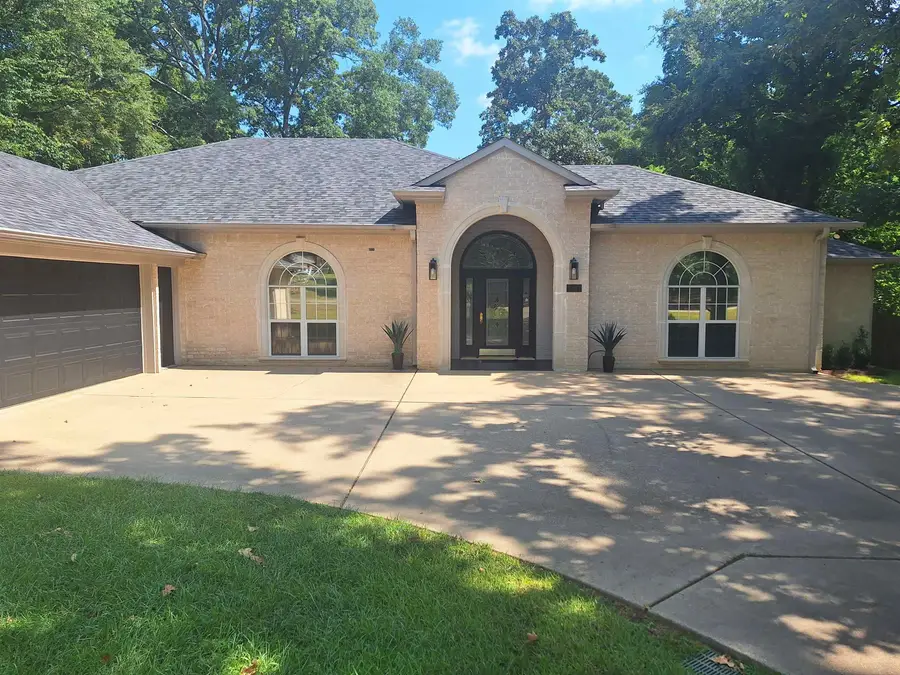 1804 W Lake Dr, Gladewater, TX 75647 - #2