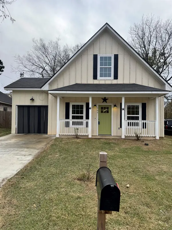 305 MAPLE AVE, Gladewater, TX 75647