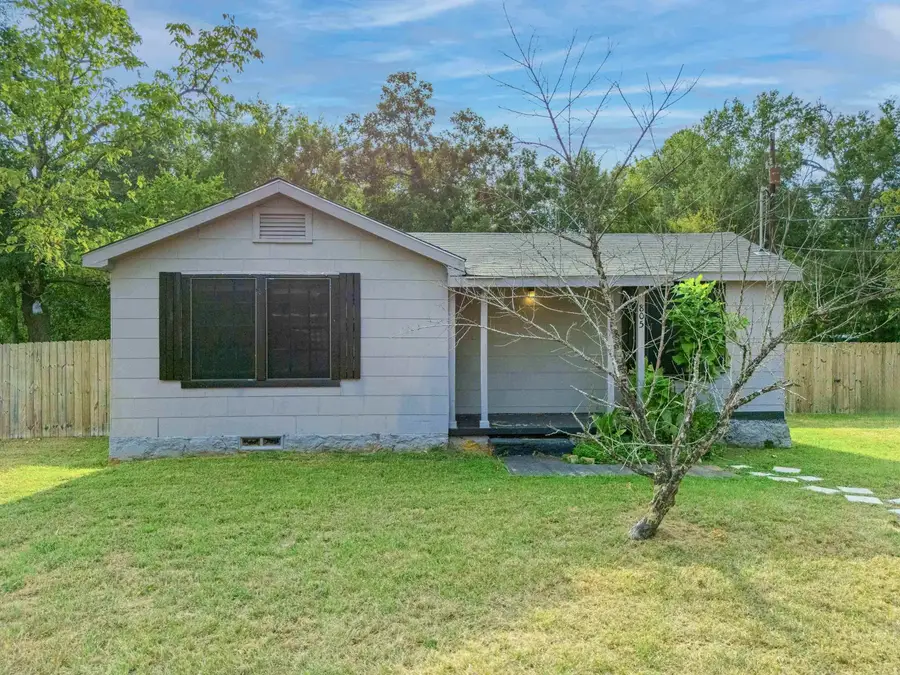 805 North St, Gladewater, TX 75647 - #2