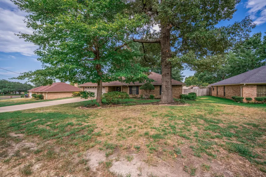 2904 Crossroads Dr., Longview, TX 75605 - #2