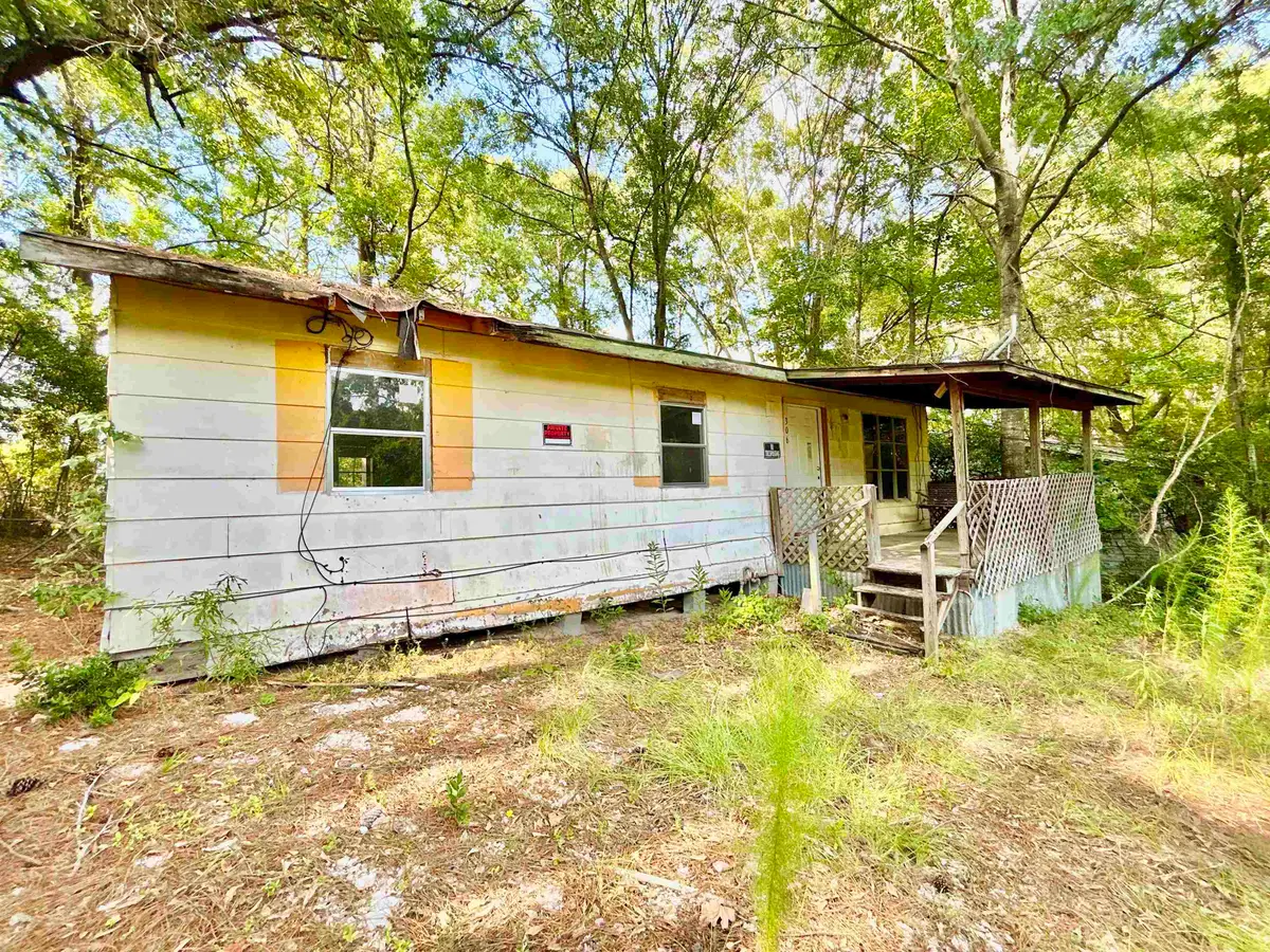306 Biggers St., Henderson, TX 75652 - #1