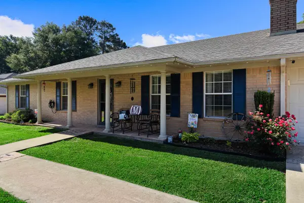 1230 San Salvador Dr, Longview, TX 75602-6988
