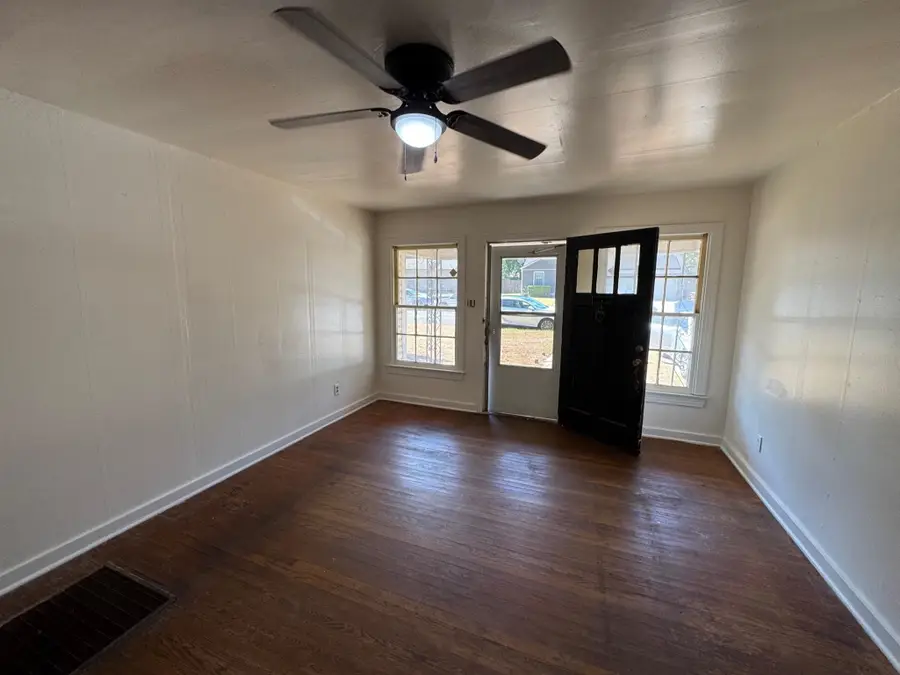 421 Larry Dr., Longview, TX 75602 - #2