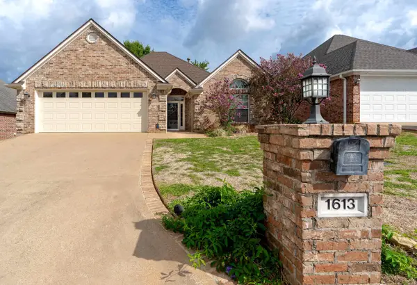 1613 Valley Brook Ln, Longview, TX 75605