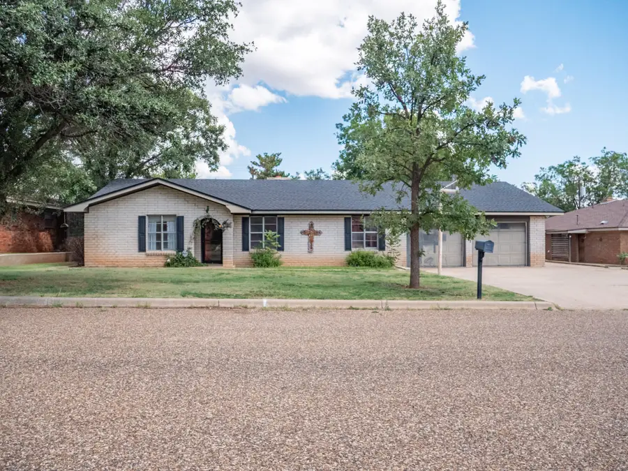 303 Comanche Trail, Tulia, TX 79088 - Image #2