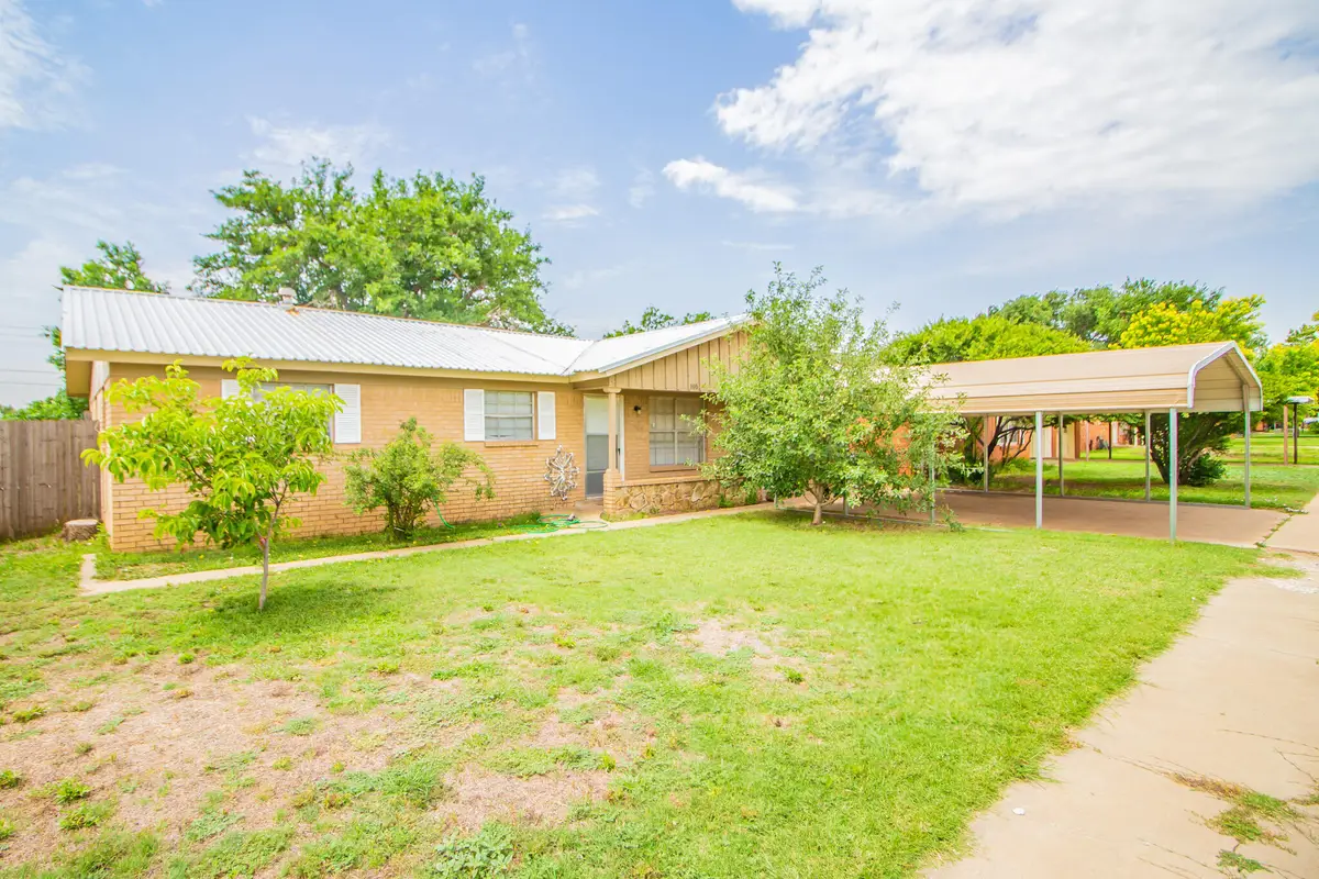 105 J B Avenue, Floydada, TX 79235 - Image #1