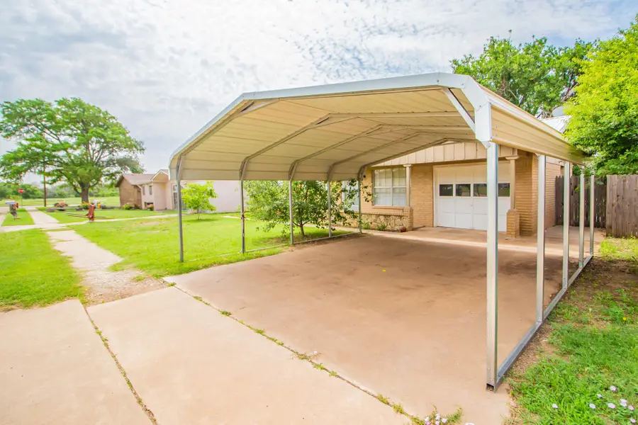 105 J B Avenue, Floydada, TX 79235 - Image #2