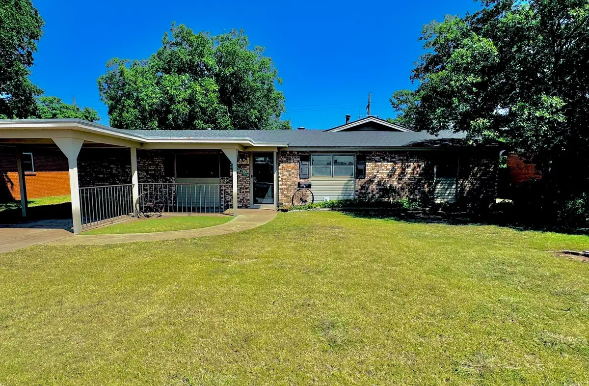 1604 Ennis Street, Plainview, TX 79072 - Image #1