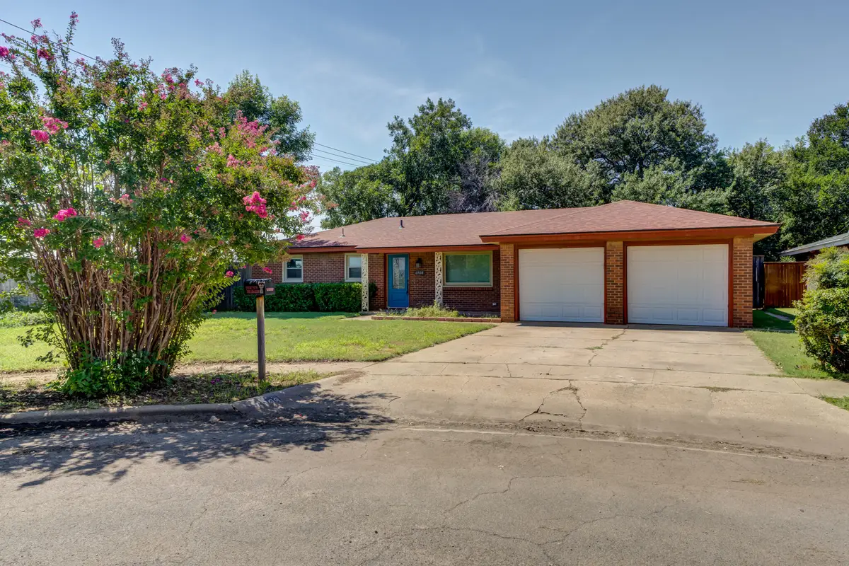 6908 Elkridge Avenue, Lubbock, TX 79413 - #1