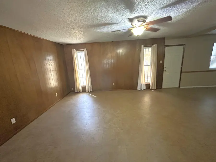 604 N Elgin Avenue, Levelland, TX 79336 - Image #2