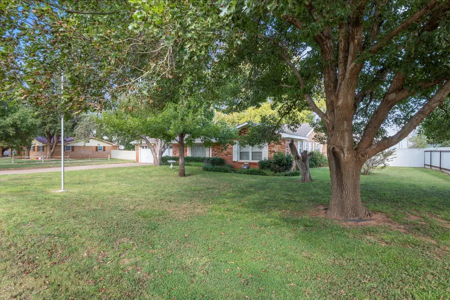 909 S Hockley Avenue, Sundown, TX 79372 - Image #2