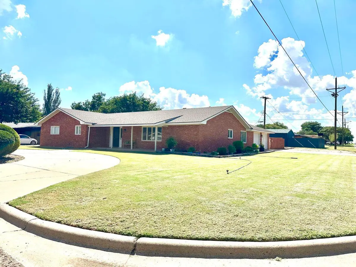 819 Holliday Drive, Plainview, TX 79072 - Image #1