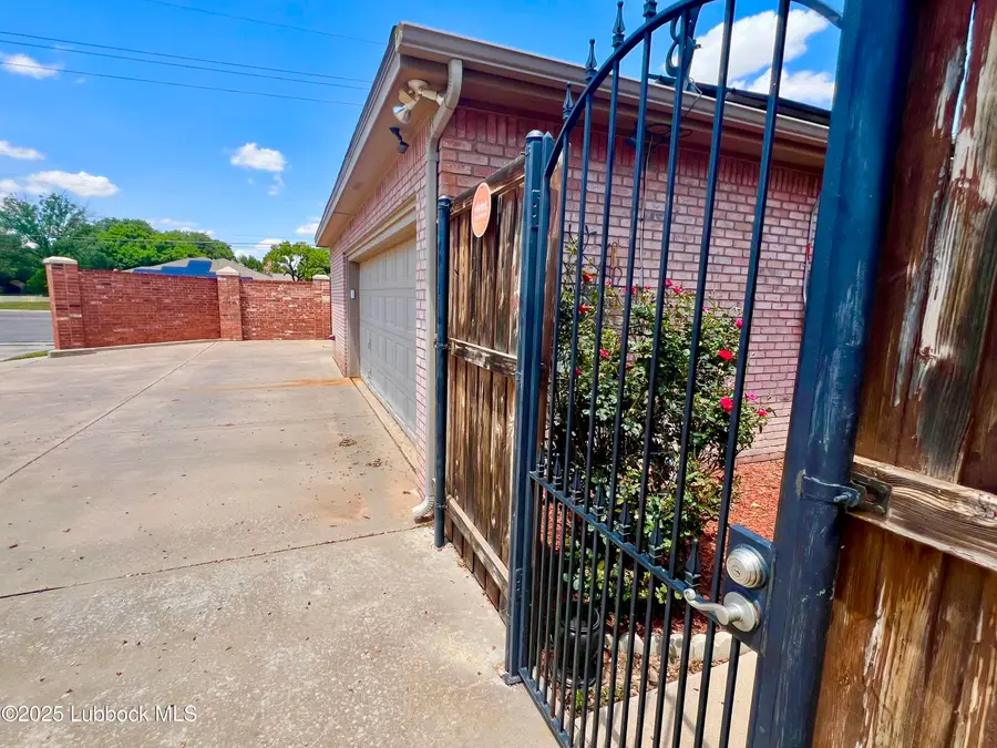 9802 Toledo Avenue, Lubbock, TX 79424 - Image #2