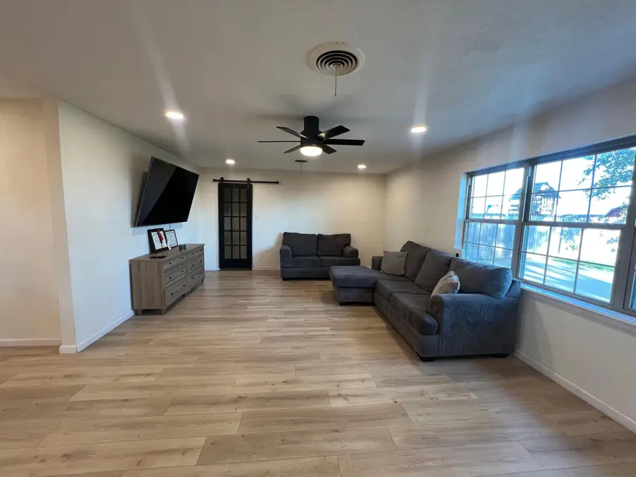 1005 NE 1st Street, Earth, TX 79031 - Image #3