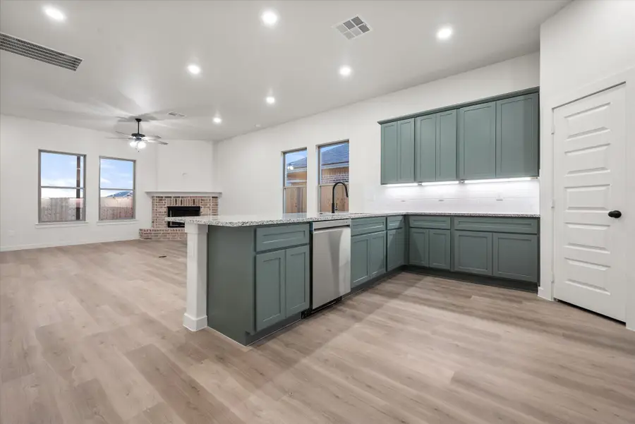 2402 Aberdeen Avenue, Wolfforth, TX 79382 - Image #2