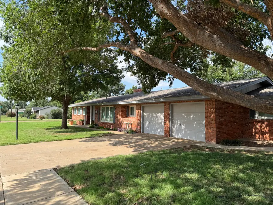 1901 Avenue R, Tahoka, TX 79373 - #2