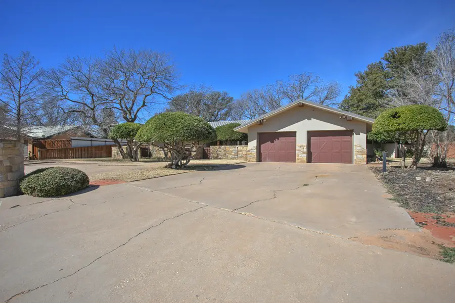 1607 E Paseo Circle, Brownfield, TX 79316 - #2