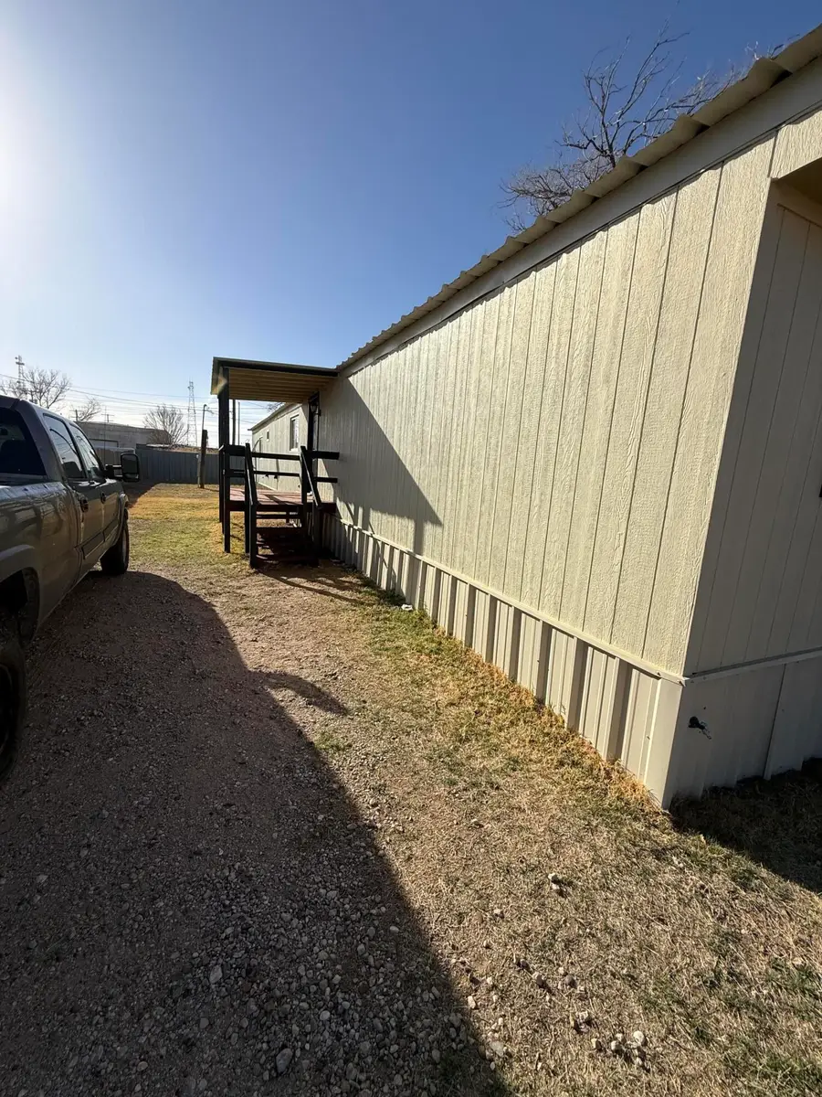 504 Ave E, Levelland, TX 79336 - #3