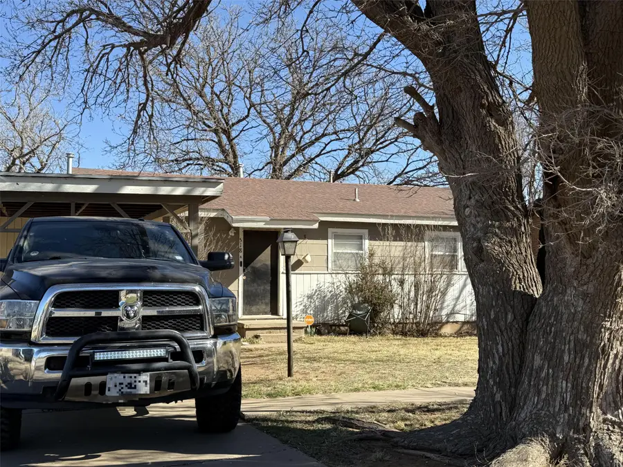 518 W 2nd Street, Hale Center, TX 79041 - #3