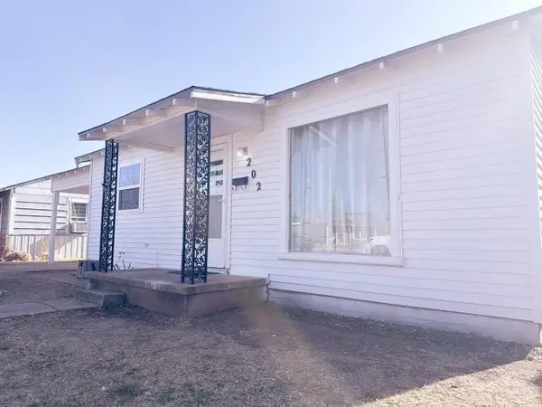 202 E Roselawn Street, Plainview, TX 79072