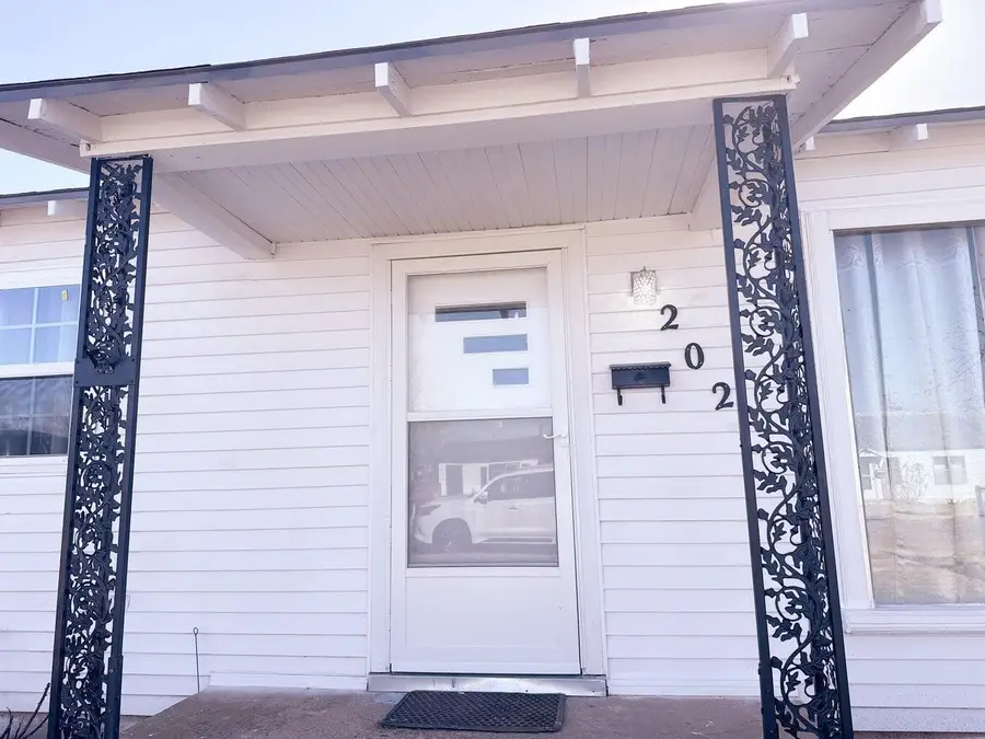 202 E Roselawn Street, Plainview, TX 79072 - #2