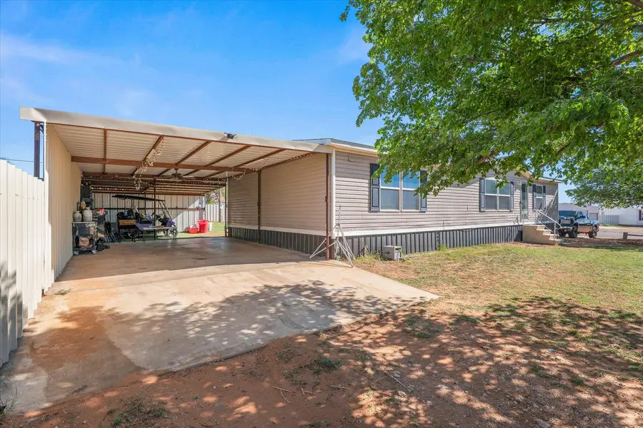 207 E 2nd Street, Sundown, TX 79372 - #2