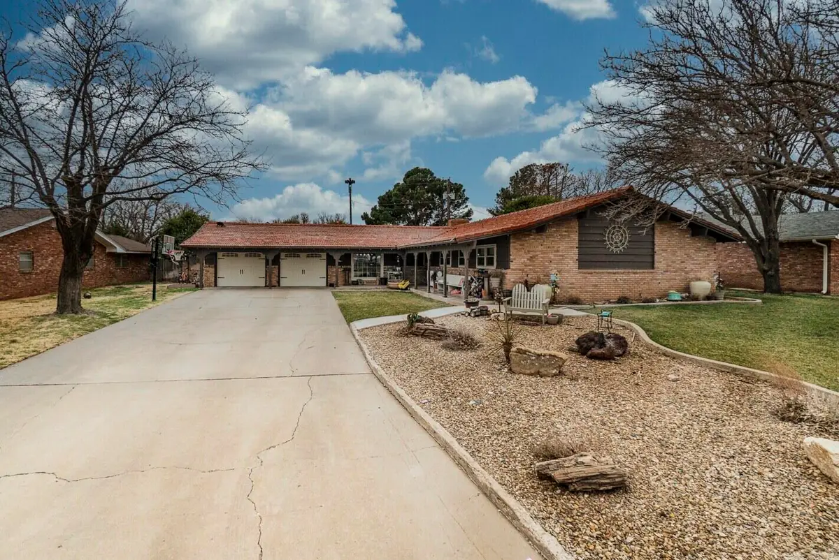 210 Comanche Trail, Tulia, TX 79088 - #1