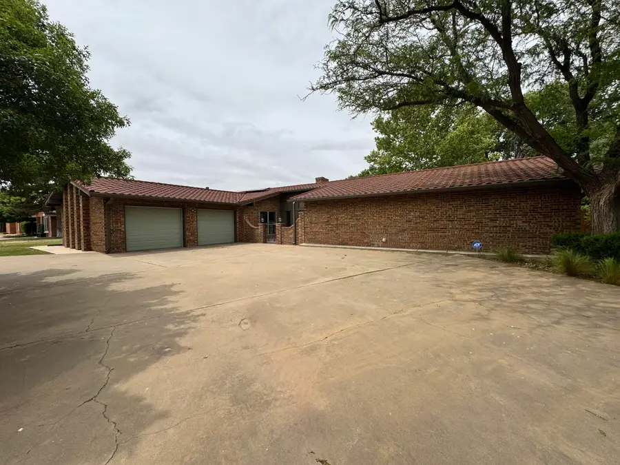 215 Lometa Drive, Plainview, TX 79072 - #3