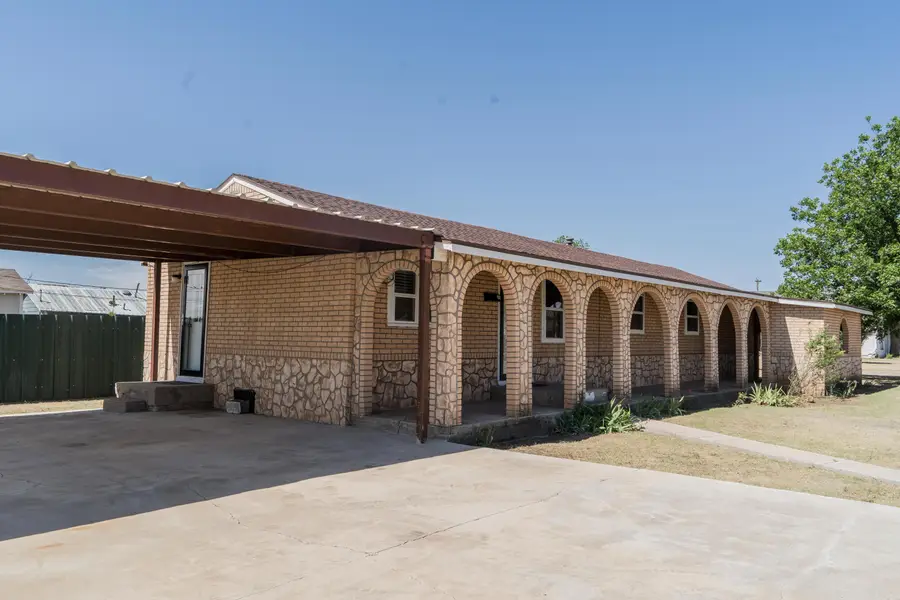 402 E 9th Street, Plainview, TX 79072 - #3