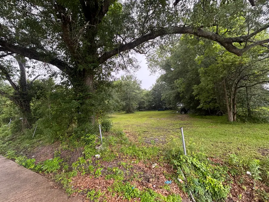 900 Burton Avenue, Orange, TX 77630 - #2