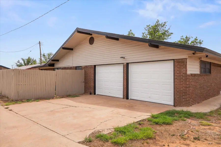 202 Mike Street, Levelland, TX 79336 - #2