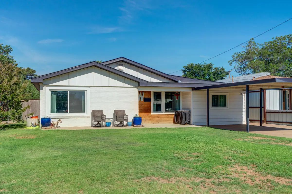 811 Borger Street, Plainview, TX 79072 - #1
