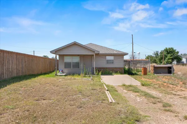 108 11th Street, Plains, TX 79355