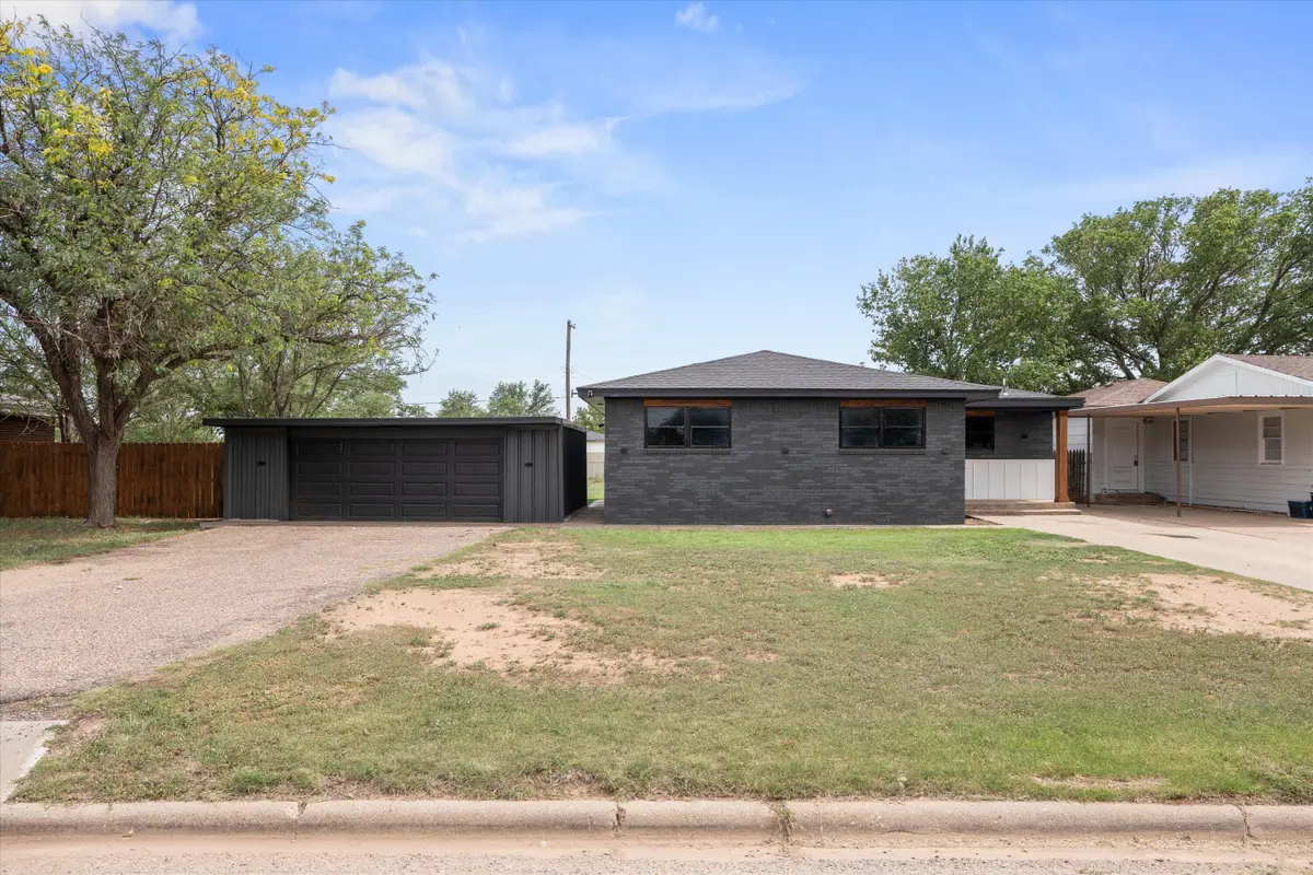 405 W 5th Street, Hale Center, TX 79041 - #1