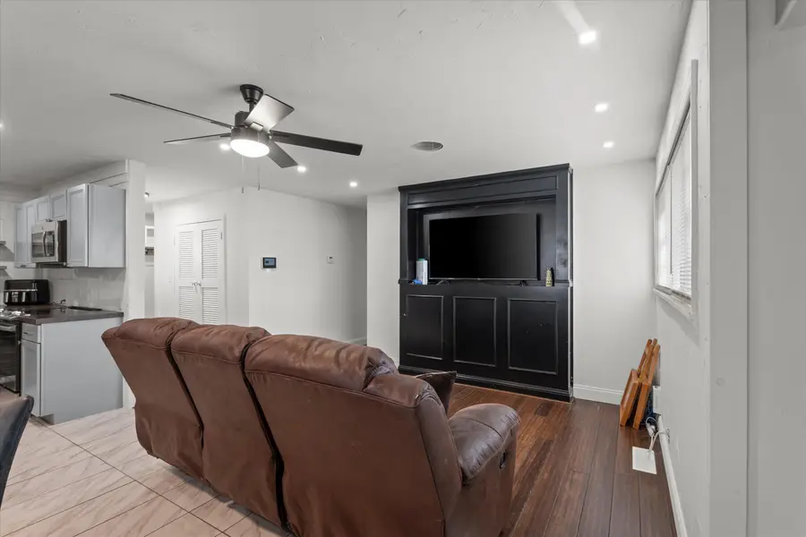 405 W 5th Street, Hale Center, TX 79041 - #3